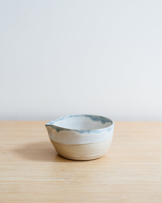 Bol à matcha fait main avec bec verseur – Beige (Édition limitée)