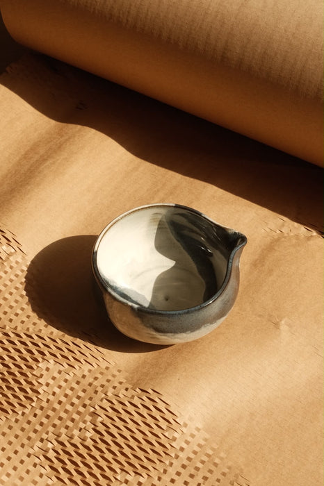 Matcha Bowl with Spout – Black and white