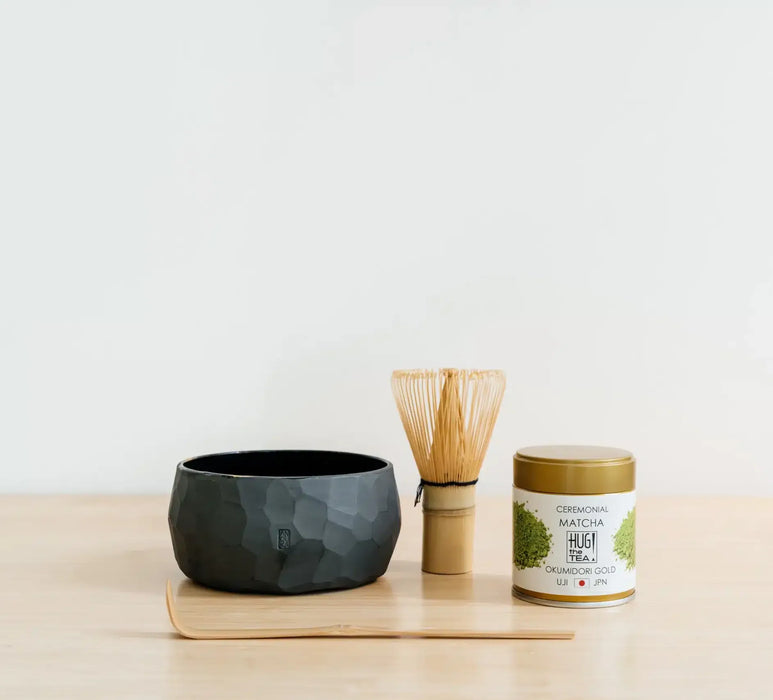 UJI MATCHA SET GOLD – met zwarte handgemaakte kom (4-delig) 